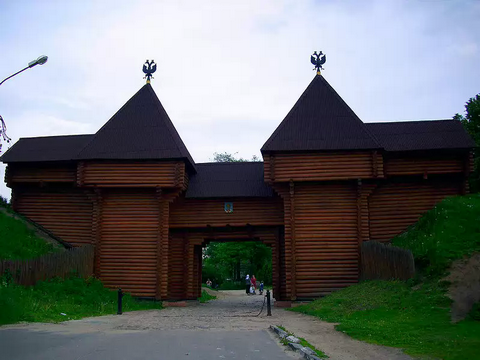 Покровские ворота Дмитровского кремля
