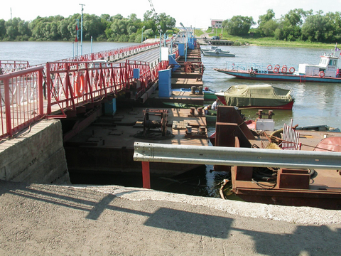 Разводной понтонный мост через реку Ока близ Озер